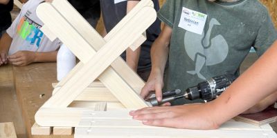 TECHNIKFERIEN – Schrauben, hämmern und gestalten: eigener Klapp-Beistelltisch aus Holz