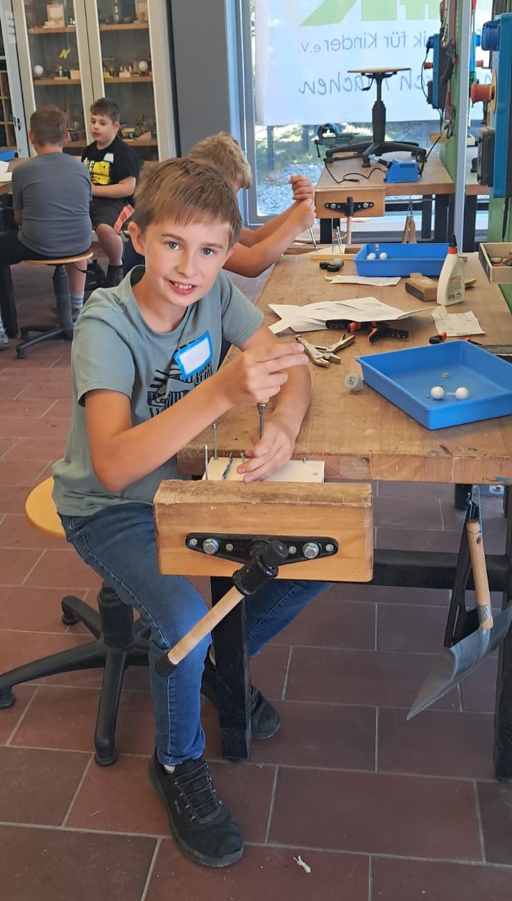 TECHNIKFERIEN - Ballschleuder bauen im Technikhaus Dingolfing