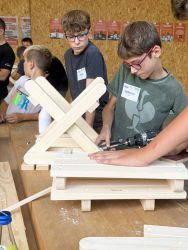 TECHNIKFERIEN – Schrauben, hämmern und gestalten: eigener Klapp-Beistelltisch aus Holz