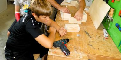 TECHNIKFERIENAKTION – Baue deinen eigenen Kickerkasten im Technikhaus Regen mit Holz Schiller