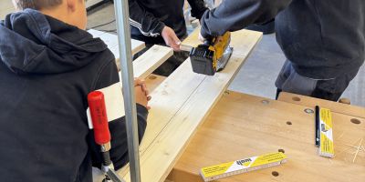 TECHNIKFERIEN – „Baue aus Holz deinen eigenen Trapperstuhl“ bei Wolf System GmbH in Osterhofen