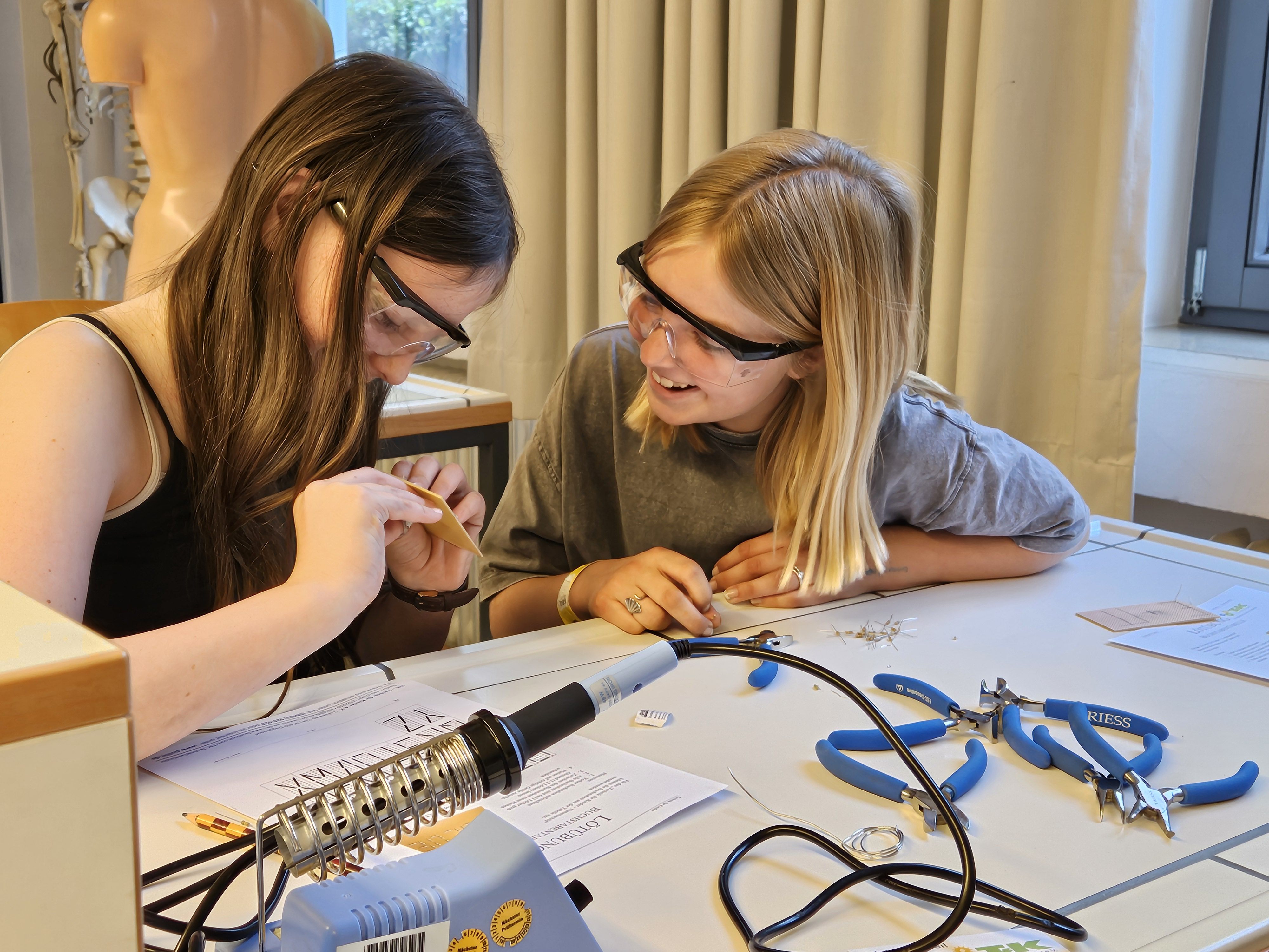 SET – SCHÜLER ENTDECKEN TECHNIK an der Mädchenrealschule Heiligblut und am Anne-Frank-Gymnasium in Erding