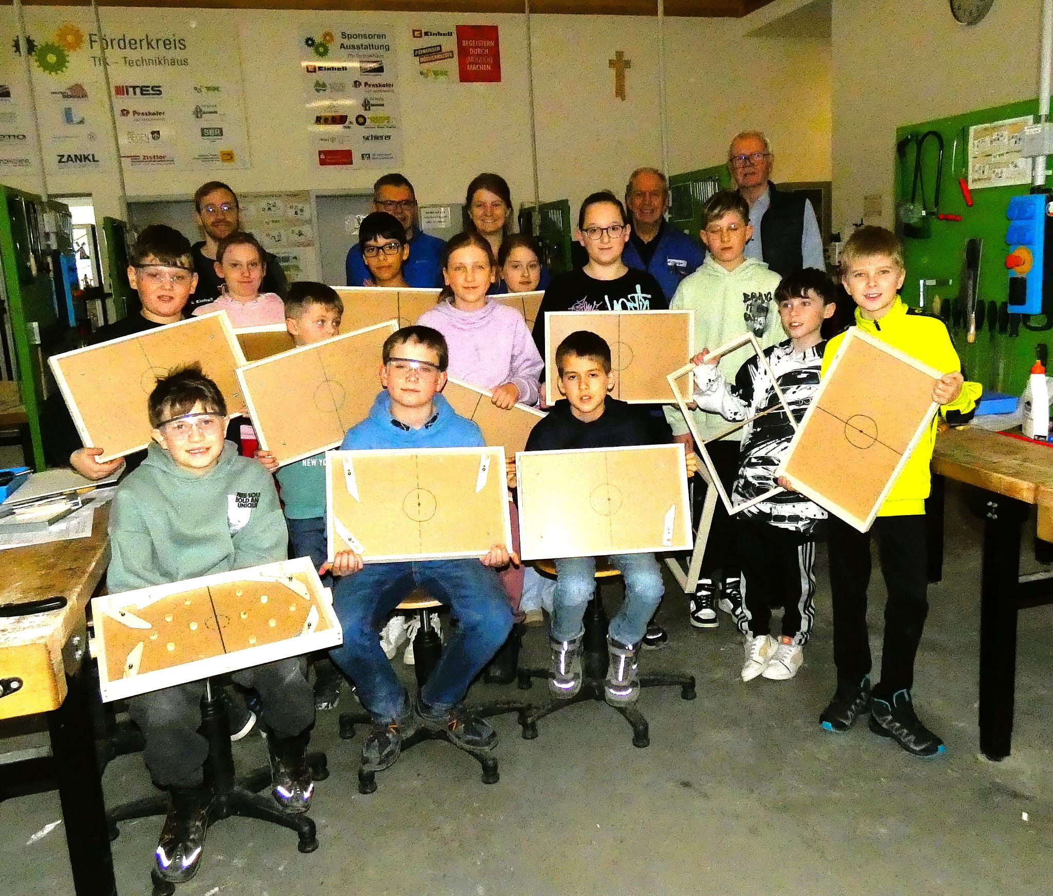 TECHNIKFERIEN im Technikhaus Regen: "Baue deinen eigenen Fußball-Flipper"