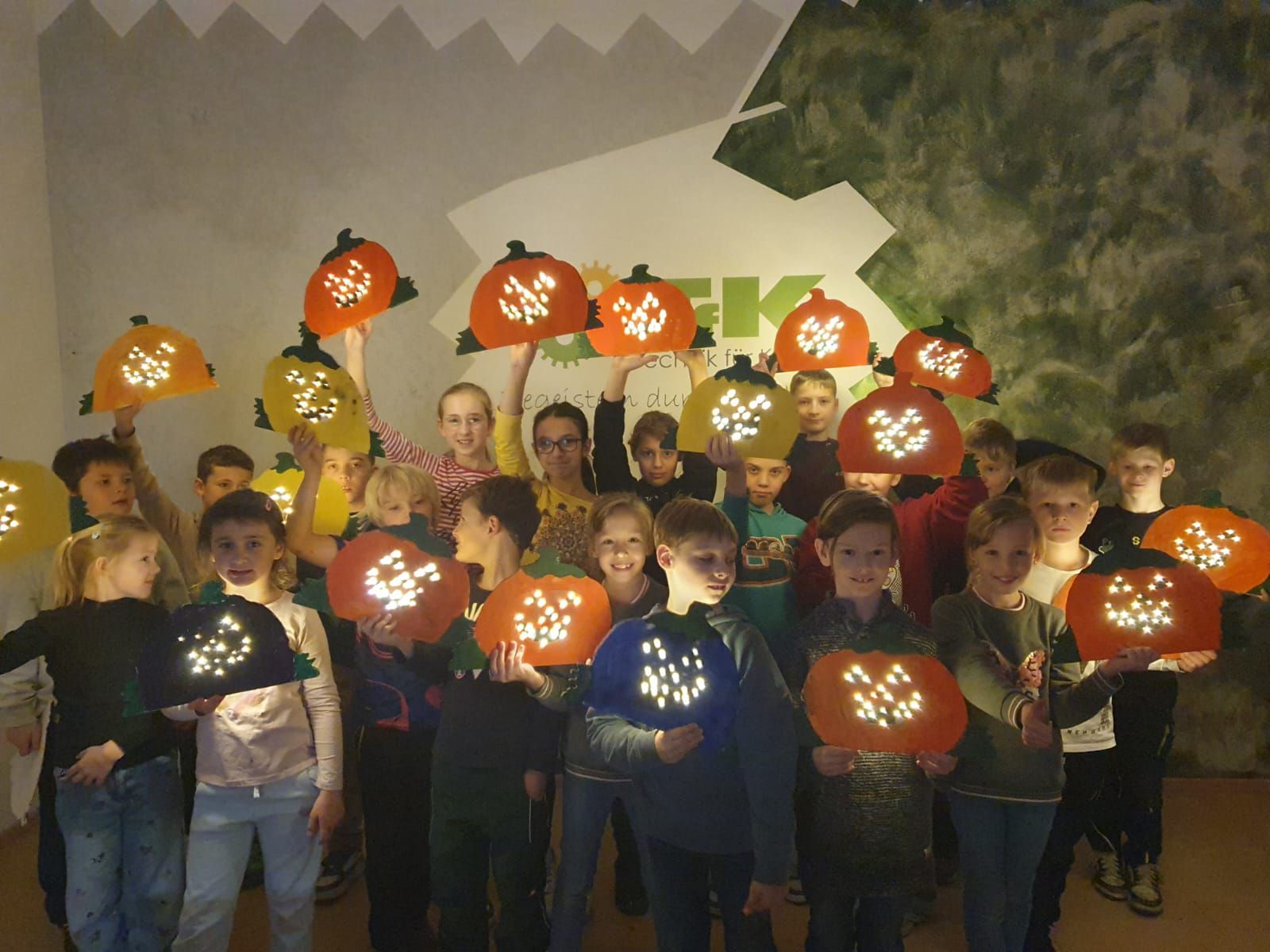 TECHNIKFERIEN – Baue deinen eigenen leuchtenden Kürbis im TfK-Technikhaus Dingolfing