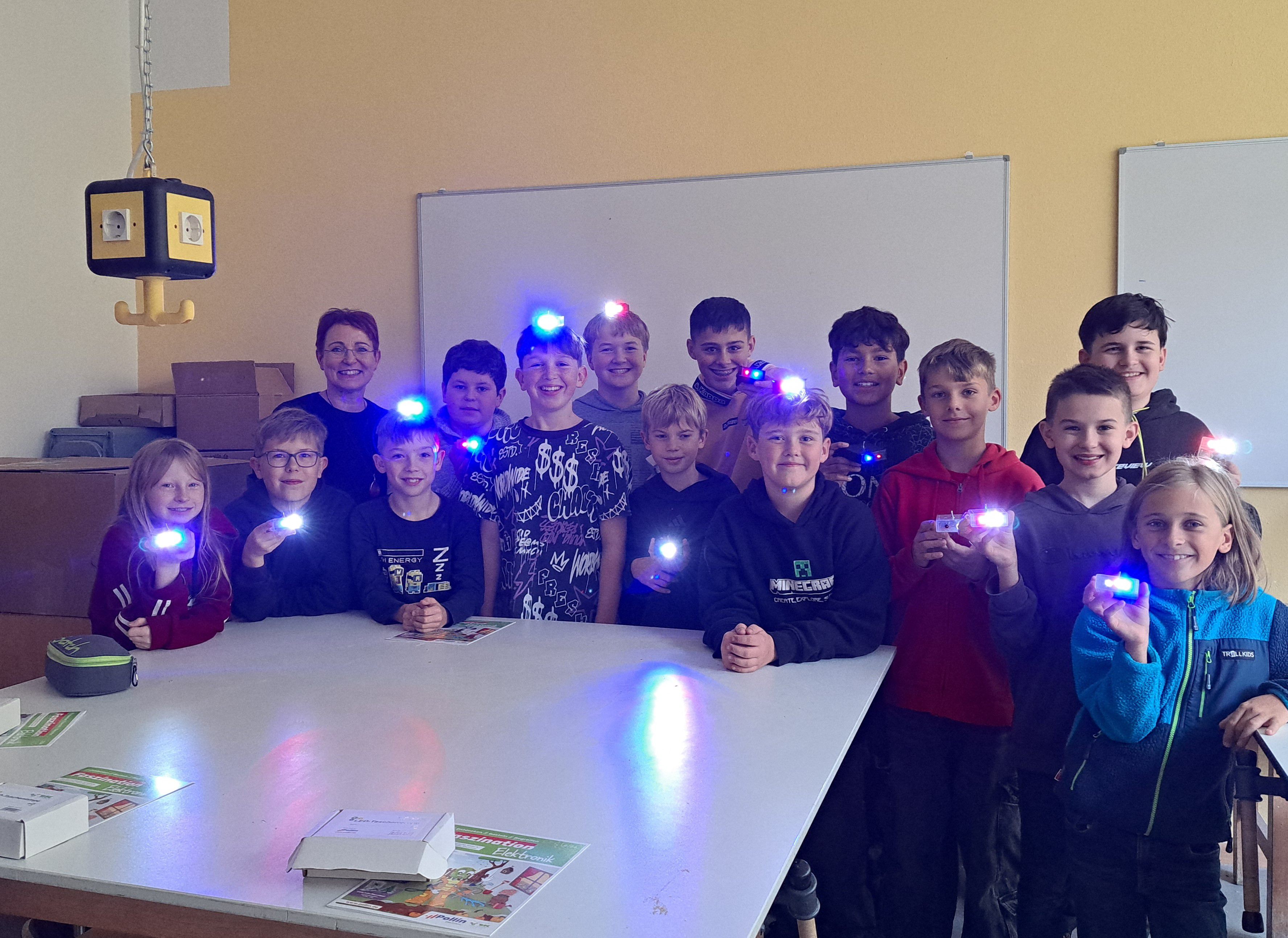 SET – Schüler entdecken Technik - Realschule Neutraubling mit Tesla Automation GmbH